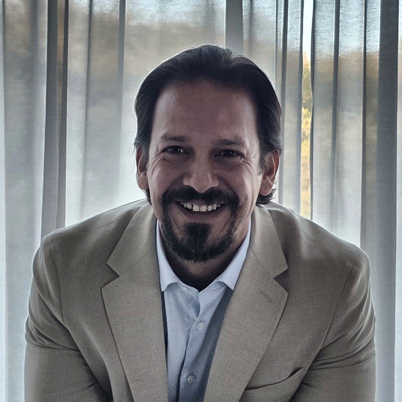 Juan Carlos Sermeño, founder of StrategIA Central, black-and-white portrait.